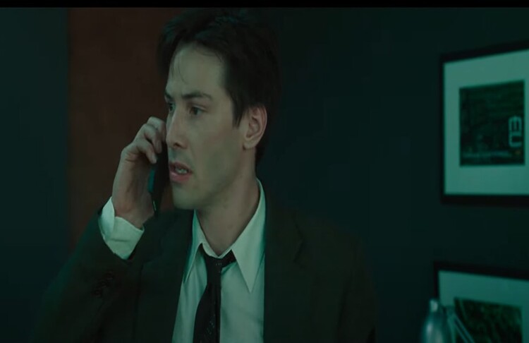 O conceito de uma "realidade simulada" em "Matrix" explora a ideia de que a percepção da realidade pode ser manipulada. O filme questiona se o que percebemos como realidade é genuíno ou se é uma construção artificial criada por uma inteligência superior.