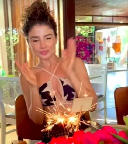 Paula Fernandes comemora aniversário em Fernando de Noronha