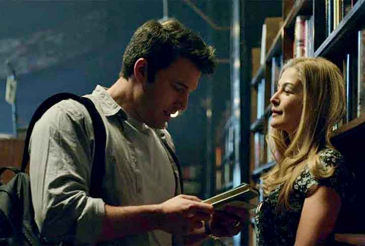 Garota Exemplar (2014): também dirigido por David Fincher e baseado no romance de Gillian Flynn, o filme é um thriller psicológico sobre o desaparecimento de Amy Dunne (Rosamund Pike) e as suspeitas que recaem sobre seu marido, Nick (Ben Affleck). Enquanto a mídia e a polícia investigam o caso, o filme explora as complexidades do casamento e as percepções públicas sobre as relações. A trama se desenrola através de múltiplos pontos de vista e flashbacks, oferecendo uma visão intrigante e multifac