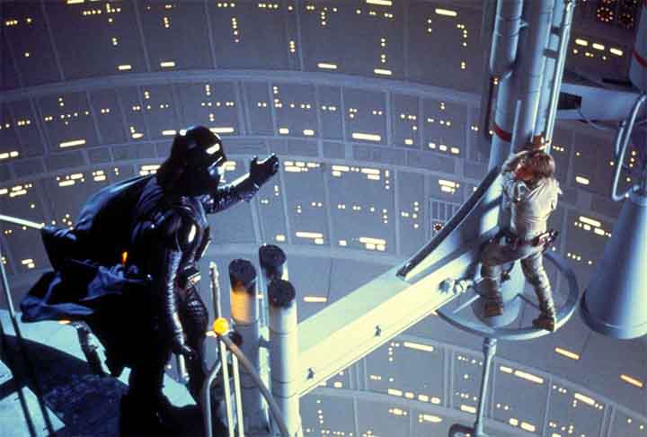 Star Wars: Episódio V - O Império Contra-Ataca (1980): uma das maiores reviravoltas da história do cinema. Quem nunca ouviu a frase "I am your father" (Eu sou o seu pai)? A segunda parte da trilogia original de Star Wars é conhecida por seu desenvolvimento de personagens, momentos emocionantes e a famosa revelação que muda o curso da saga. A mistura de aventura, drama e efeitos visuais revolucionários solidifica seu status como um clássico do cinema. -  Divulgação