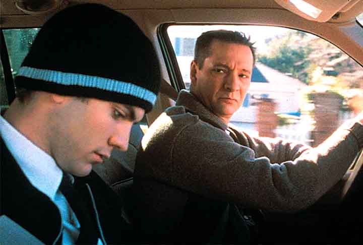 Beleza Americana (1999): drama dirigido por Sam Mendes. Após um despertar pessoal, um homem decide mudar drasticamente sua vida e buscar a felicidade, desafiando normas sociais e familiares. O filme é uma crítica ácida da vida suburbana americana, abordando temas como identidade, conformismo e o desejo de liberdade. Com performances intensas e um roteiro afiado, oferece uma visão provocadora e reflexiva sobre a busca pela realização pessoal. -  Divulgação