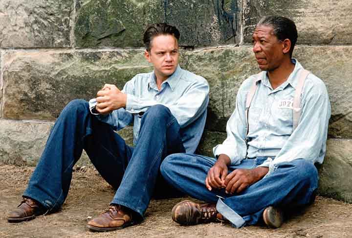 Um Sonho de Liberdade (1994): dirigido por Frank Darabont e também baseado em conto de Stephen King. É um drama sobre a vida na prisão e a amizade. O filme segue Andy Dufresne (Tim Robbins), um banqueiro condenado a duas prisões perpétuas por um crime que não cometeu. Enquanto enfrenta as adversidades da vida prisional, ele forma uma amizade com Red (Morgan Freeman), um prisioneiro de longa data. Andy usa sua inteligência e habilidades para transformar a prisão e ajudar seus companheiros, enquan