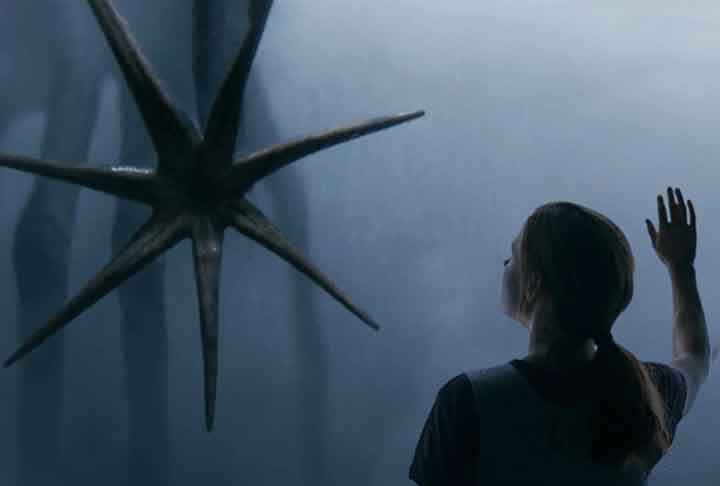 A Chegada (2016): dirigido por Denis Villeneuve, é um drama de ficção científica que segue a linguista Louise Banks (Amy Adams), que é chamada para ajudar a decifrar a linguagem de visitantes alienígenas que chegaram à Terra. Enquanto ela trabalha para entender a comunicação dos extraterrestres, ela enfrenta desafios emocionais e éticos relacionados ao contato interplanetário. A narrativa não linear e a abordagem filosófica criam uma experiência de visualização envolvente e reflexiva. -  Divulgação