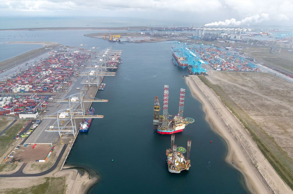 Sua localizaÃ§Ã£o estratÃ©gica no noroeste da Europa facilita o acesso a mercados internacionais e a movimentaÃ§Ã£o eficiente de mercadorias. O Porto de RoterdÃ£ Ã© fundamental para o comÃ©rcio europeu e global, desempenhando um papel na economia dos PaÃ­ses Baixos e na cadeia de suprimentos internacional.