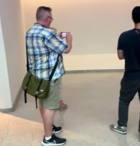 E deu certo. Várias pessoas não só pararam para admirar a "obra" como ficaram tirando fotos do All Star desgastado do rapaz.-Reprodução redes sociais