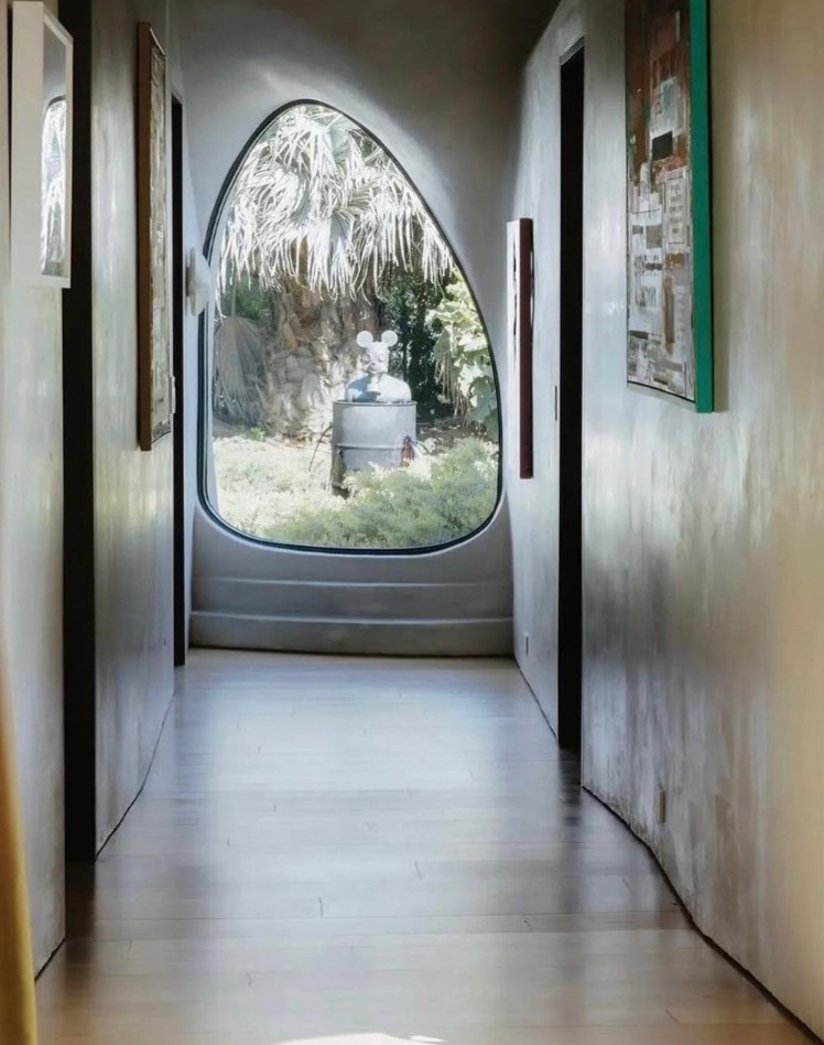 A decoração da mansão de Robert Downey Jr tem móveis de design contemporâneo em harmonia com obras de arte que criam uma atmosfera ao mesmo tempo sofisticada e aprazível. - 