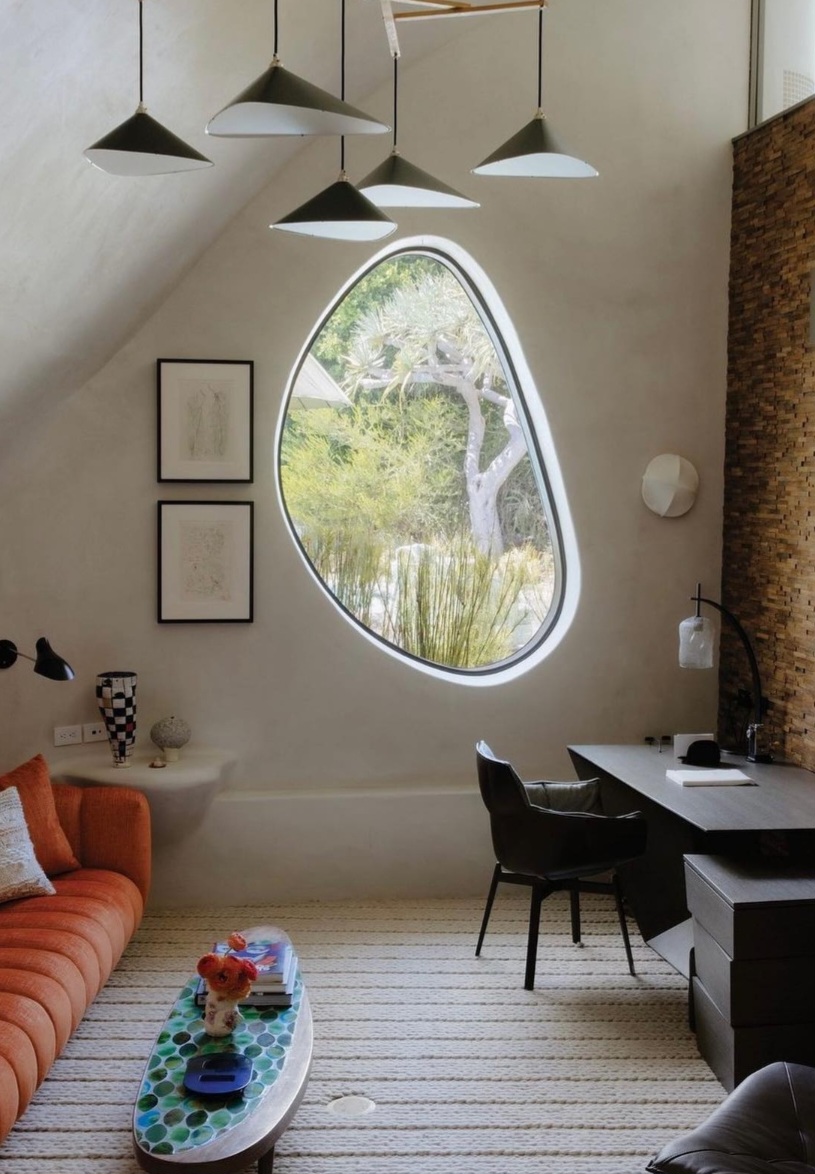 Os tons suaves complementam a sensação de fluidez dos cômodos da residência que possuem detalhes ovais e curvilíneos que casam bem com a estrutura como um todo. - 
