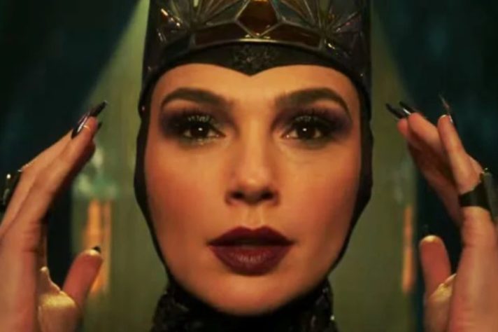 Gal Gadot como Rainha Má 