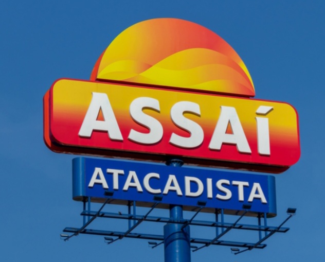 Segundo: O Assaí Atacadista, criado em 1974, é um dos principais do ramo no Brasil. Com um faturamento de  R$ 72,8 bilhões em 2023, o Assaí destaca-se no formato de atacarejo, oferecendo uma ampla variedade de produtos a preços competitivos.