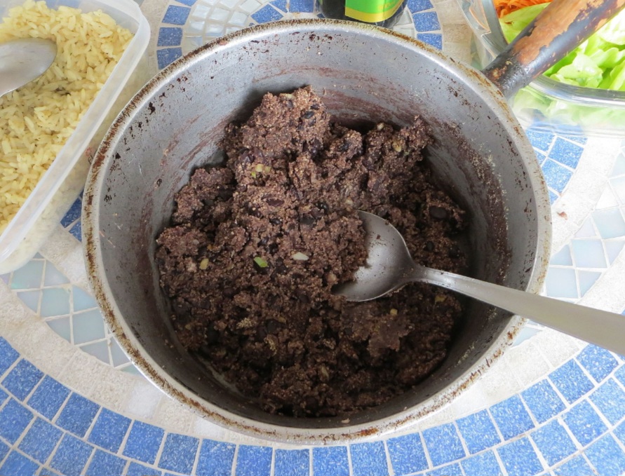 O prato é feito com uma combinação de purê de feijão (tradicionalmente feijão preto) e farinha de mandioca que é usada como um agente espessante. Outros ingredientes usados no prato incluem cebola, alho, azeite de oliva, salsa e folhas de louro, conforme a descrição no guia. 
