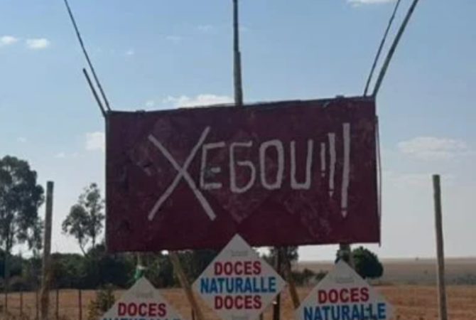 Erro na placa atrai atenção de motoristas na beira de estrada