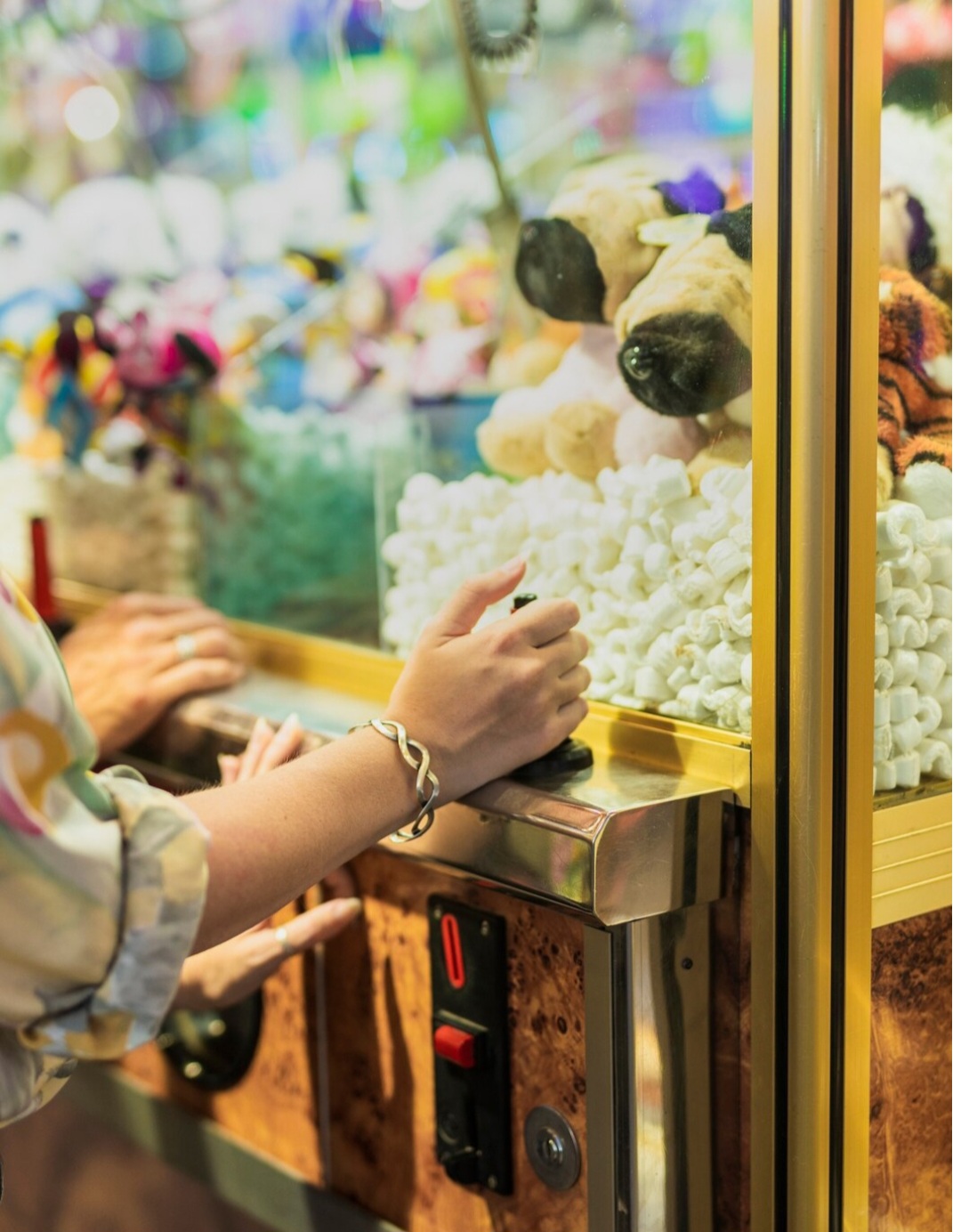 De acordo com a perícia, a programação das máquinas examinadas tinha sido feita de tal maneira que o jogador só conseguia capturar um boneco após um certo número  de tentativas. 
