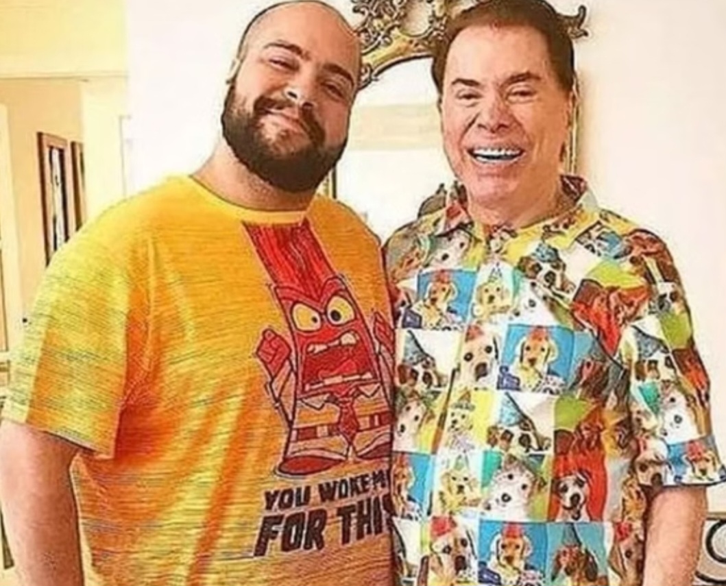 O neto de Silvio Santos interpreta o personagem conde na peça “Drácula, um terror de comédia”, que está em cartaz em São Paulo. Antes disso, viveu uma mãe insegura por estar acima do peso em 