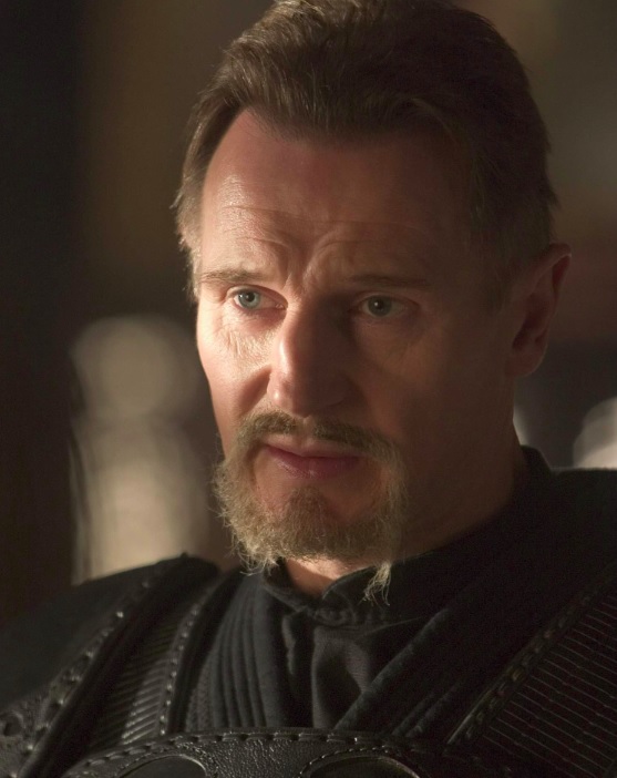 Aliás, nesse mesmo filme, o ator Liam Neeson dá vida ao enigmático líder da Liga das Sombras, Ra's al Ghul. - reprodução