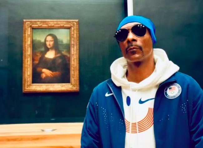 Snoop Dogg ao lado da Mona Lisa
