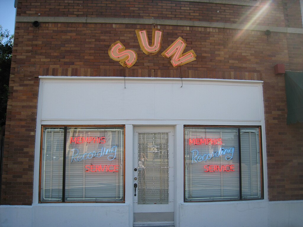Em 1953, com apenas 18 anos, Elvis gravou suas primeiras músicas na Sun Records, em Memphis, Tennessee. -wikimedia commons/MorenaClara