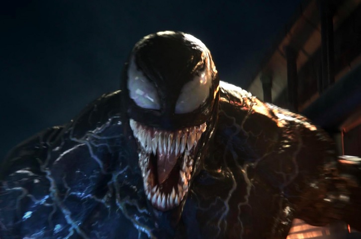 Aliás, Tom Hardy já deu vida a outro vilão bem famoso dos quadrinhos ? nesse caso da Marvel: Venom, tradicional inimigo do Homem-Aranha. Porém, tanto no filme de 2018 quanto na continuação de 2021, o personagem ganhou uma versão mais "amigável" do que nas HQs. - divulgação/sony pictures