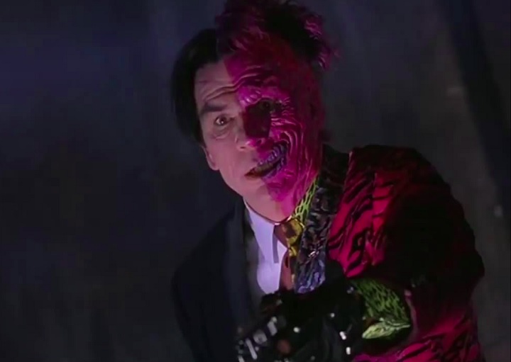 Duas-Caras: Mais um vilão do Batman que teve duas versões nos cinemas: a primeira veio com Tomy Lee Jones ("MIB: Homens de Preto") em "Batman Eternamente". - reprodução