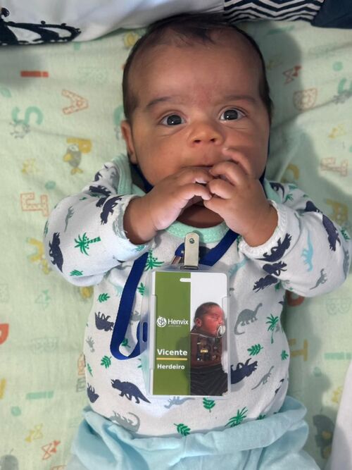 Uma dose de humor ajuda a tornar mais leve o desafio de criar a criança com um olhar voltado para a educação financeira e a expectativa de um futuro no ramo empresarial. Aos 4 meses, Vicente já tem um crachá da empresa, como 