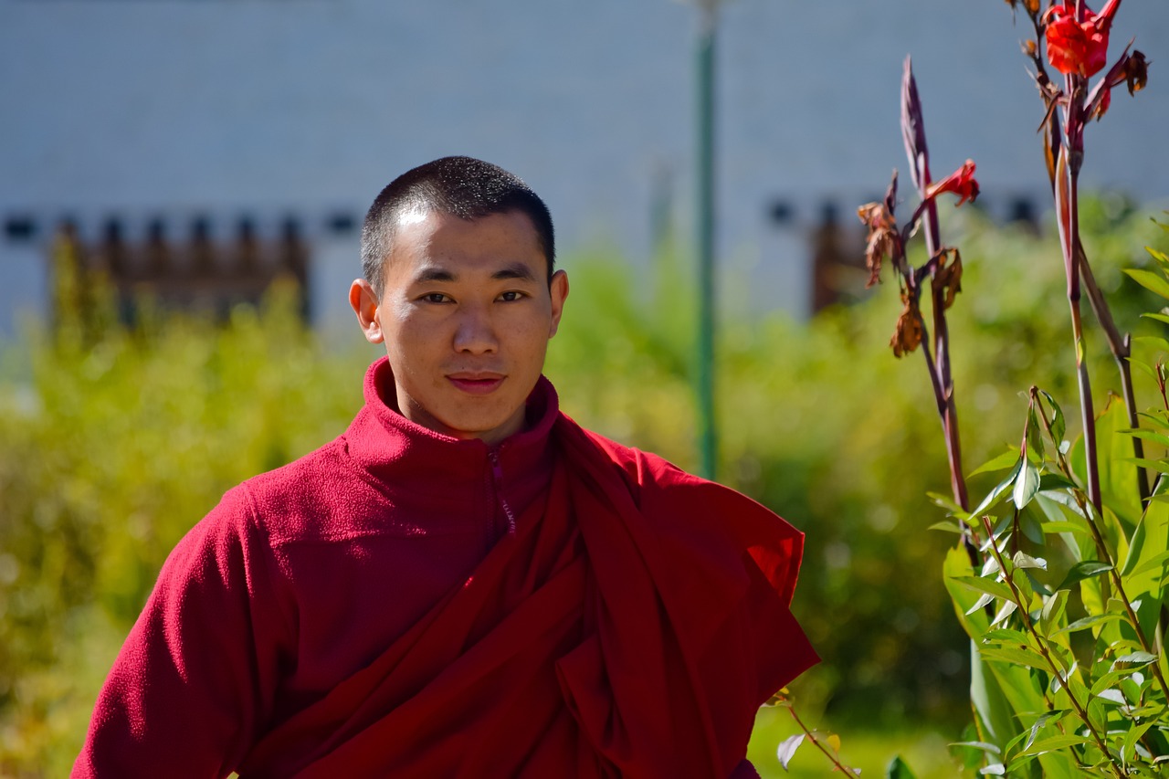 O conceito de Felicidade Nacional Bruta foi introduzido pelo quarto rei do Butão, Jigme Singye Wangchuck, na década de 1970. Ele queria medir o progresso do país não apenas em termos de crescimento econômico, mas também considerando o bem-estar espiritual e social dos cidadãos. - Imagem de Suket Dedhia por Pixabay

