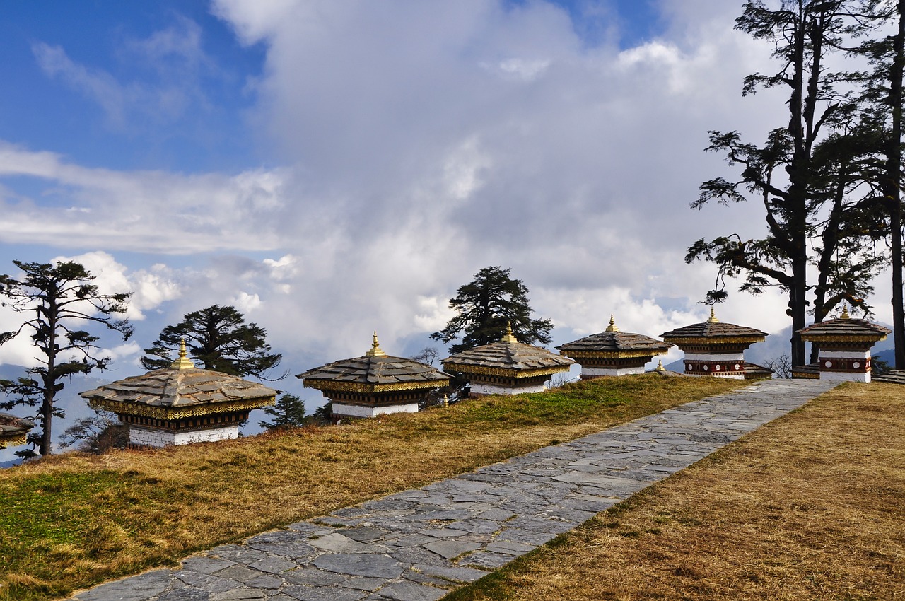 Butão passou a ser uma monarquia constitucional em 2008, quando o quarto rei, Jigme Singye Wangchuck, decidiu abdicar em favor de seu filho, Jigme Khesar Namgyel Wangchuck, e implementar uma nova constituição. - Imagem de Rabea Brok por Pixabay

