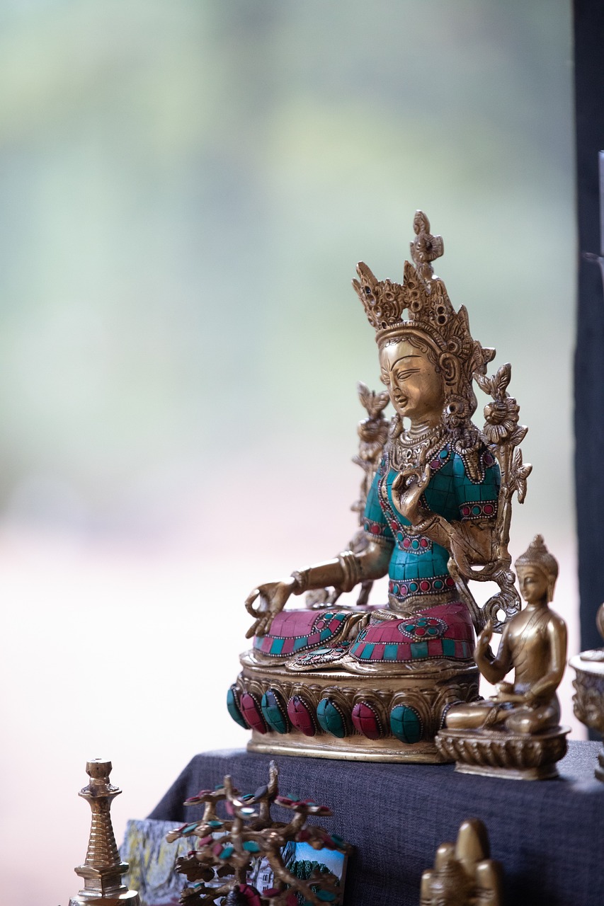 A cultura butanesa é fortemente influenciada pelo budismo tibetano, que é a religião predominante no país. O Budismo desempenha um papel central na vida cotidiana e nas práticas culturais. - Imagem de Anil sharma por Pixabay