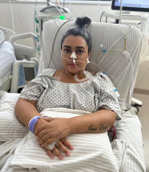 "Sigo confiante para vencer mais essa batalha! Um beijo com amor", escreveu a cantora à época. Após a equipe médica identificar a ineficácia da quimioterapia, ela foi submetida a uma longa cirurgia.
