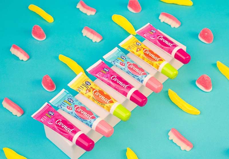 Carmed e Fini - A collab entre a farmacêutica e a fábrica de doces gerou a linha de hidratantes labiais Carmed nos sabores das balas de gelatina.

 - Divulgação
