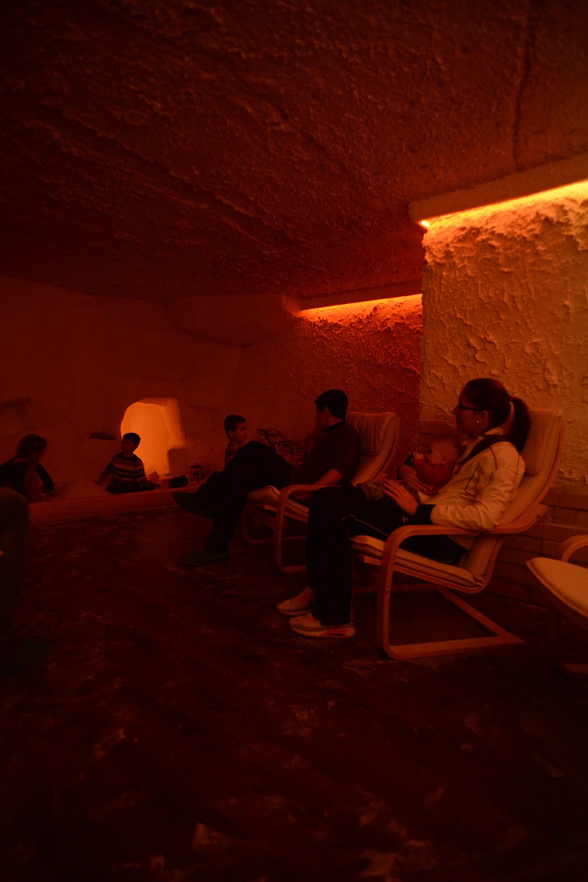 A cromoterapia é realizada através de aparelhos que emitem luz de diferentes cores, sendo que essa luz pode ser emitida diretamente na pele ou a pessoa pode ficar em contato com a luz dentro de uma sala fechada, podendo estar deitada ou sentada.  - Imagem de Balázs Somos por Pixabay



