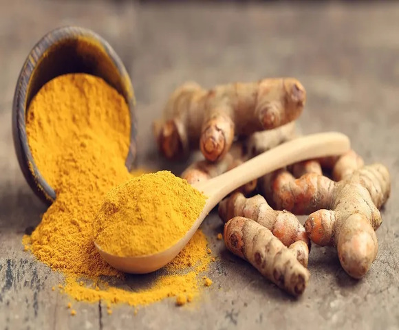 Essas práticas comprometem o sabor, a qualidade e os benefícios à saúde da cúrcuma. Testes laboratoriais específicos são importantes para garantir a autenticidade do produto e proteger os consumidores de fraudes que afetam tanto a integridade do produto quanto a segurança alimentar.