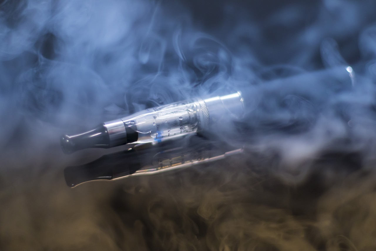 Há, inclusive, relatos de venda de cigarro eletrônico, que é proibido no Brasil, por estudantes dentro de escolas.  Mas esse tipo de cigarro causa a inalação de monóxido de carbono, alcatrão e  outras substâncias prejudiciais ao organismo. Além disso, a nicotina é uma droga que causa vício e pode levar à morte. 