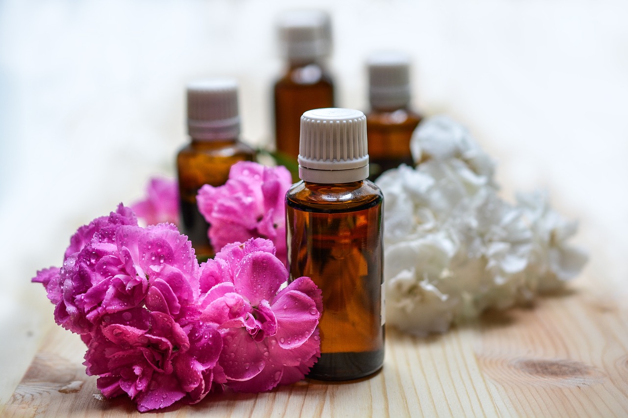 A prática da aromaterapia é tradicional em vários países em diferentes continentes. Entre eles,  Reino Unido, França, Itália, Espanha e Austrália. No Brasil, este tipo de terapia não é aprovado pelo Conselho Federal de Medicina, pois não existem comprovações científicas da sua eficácia. 
