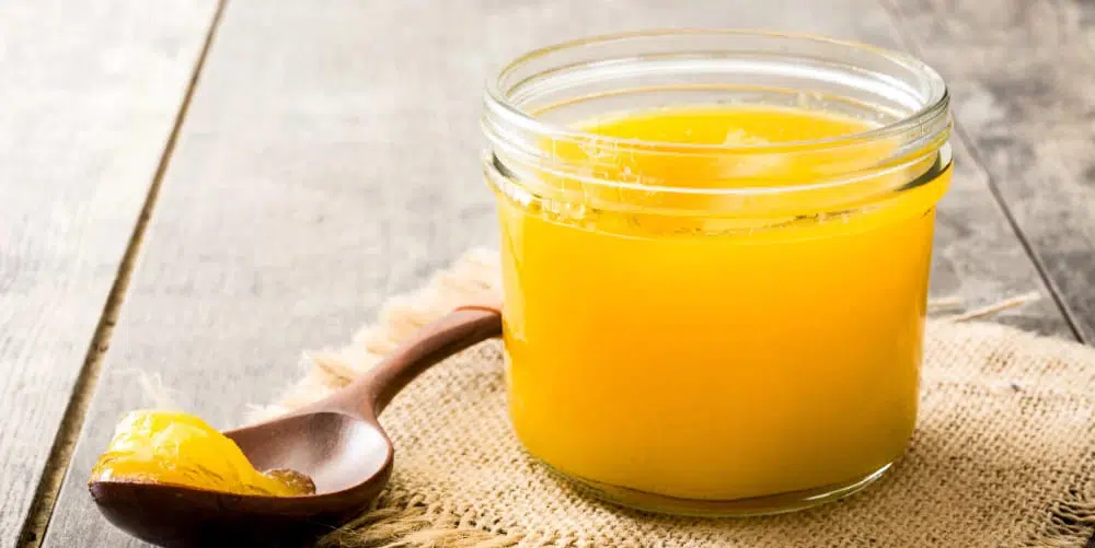 A substituição de ingredientes pode comprometer o sabor e a qualidade do produto. A falta de regulamentação e de especificações claras torna a fraude mais comum. Inspeções rigorosas e testes laboratoriais são necessários para garantir a autenticidade e a pureza do ghee, assegurando que os consumidores recebam um produto genuíno e de alta qualidade.