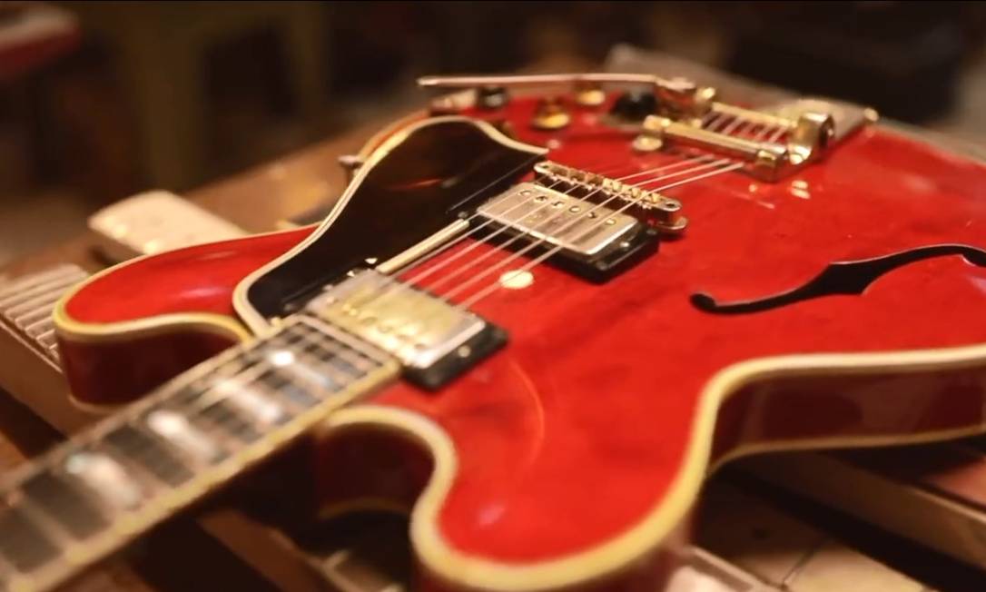 O instrumento foi consertado por um luthier francês e exposto no leilão em um estojo acompanhado de bilhete assinado por Noel Gallagher com os dizeres: “Peace, Love and Bananas” (“Paz, Amor e Bananas”). 
-Reprodução