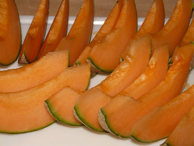 Entre as propriedades do melão se destaca o seu baixo teor de açúcar, gordura e calorias e sua riqueza em vitaminas A e E. A composição do melão contém 90% de água, e por isso, pode ser ingerido em grandes quantidades.