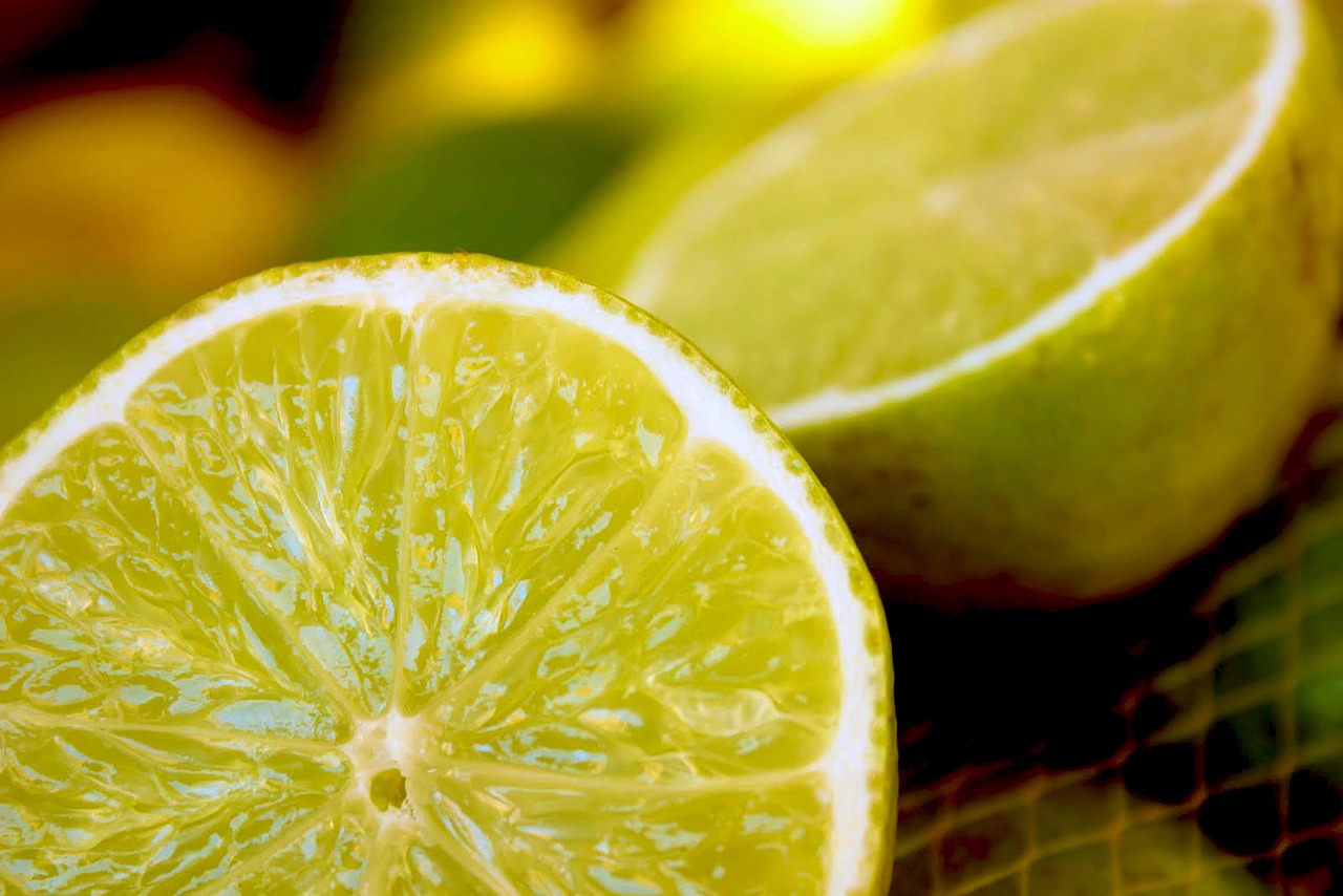 Limão - Cultivado em regiões tropicais e subtropicais como Brasil, México e Índia, o limão é extremamente ácido devido ao alto teor de ácido cítrico. Rico em vitamina C, fortalece o sistema imunológico, pode ser suavizado com mel e é base para sucos, sobremesas e temperos.

