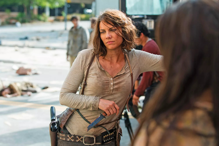 "É a coisa mais engraçada que aconteceu no ano, mas engraçada apenas em retrospecto", disse a atriz Lauren Cohan (que vive Maggie - foto). "Não! Já foi engraçado na época", retrucou Jeffrey, levando na boa a degustação nojenta. 