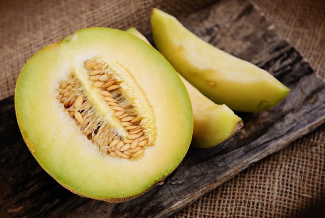 Puro ou combinado, melão é saudável, nutritivo e hidrata no calor