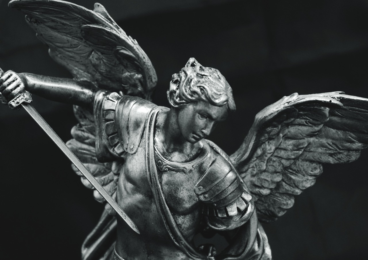 Ele é visto como um defensor da Igreja e dos fiéis. A oração a São Miguel, especialmente a conhecida como "Oração de São Miguel," pede proteção contra as forças do mal e ajuda na luta espiritual.