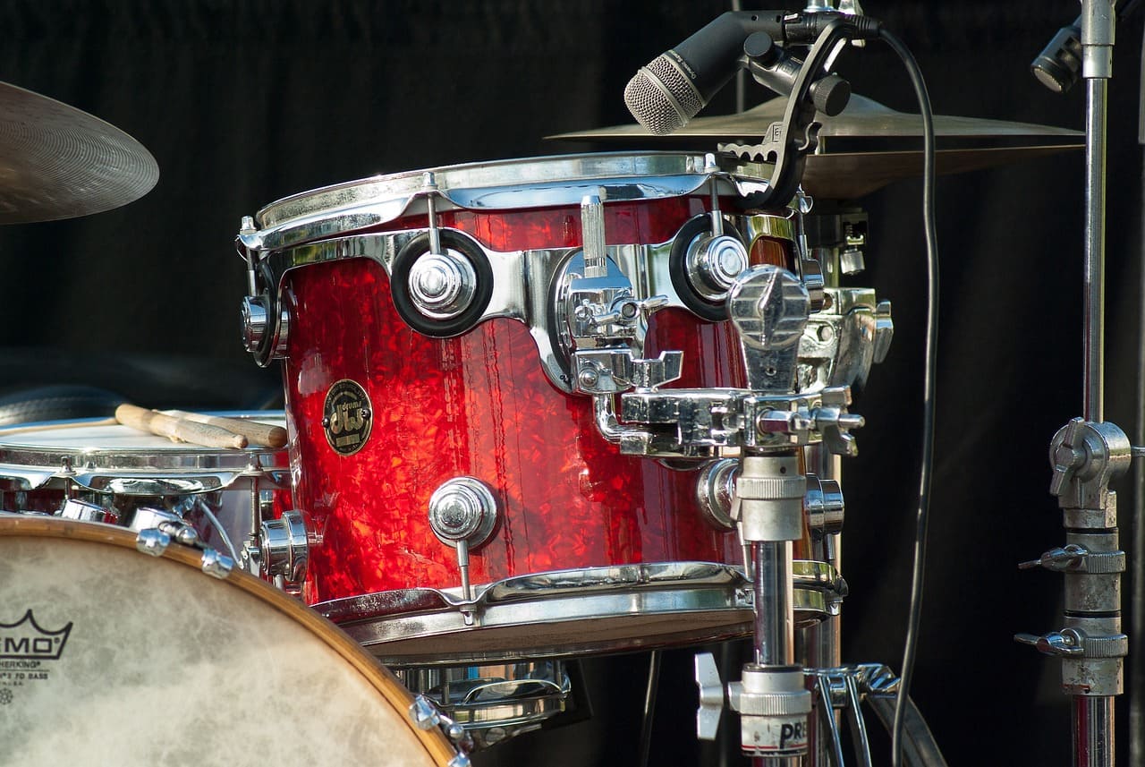 O mundo da música tem talentos incríveis que se destacam pela habilidade com os instrumentos. E vários bateristas têm seus nomes gravados na história.  -  (crédito: Imagem de jacqueline macou por Pixabay)