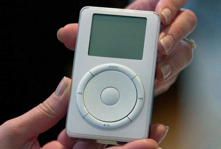No início dos anos 2000, a Apple lançou o iPod, um tocador de música digital que revolucionou a indústria da música. - Divulgação Apple