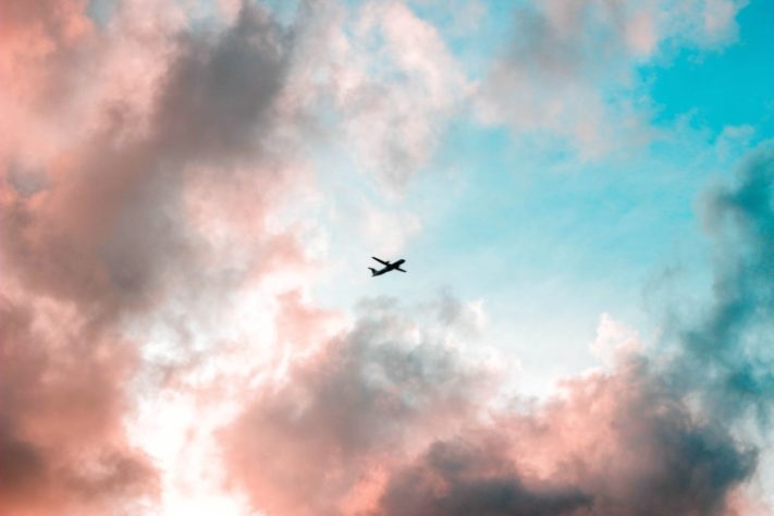 Avião no céu