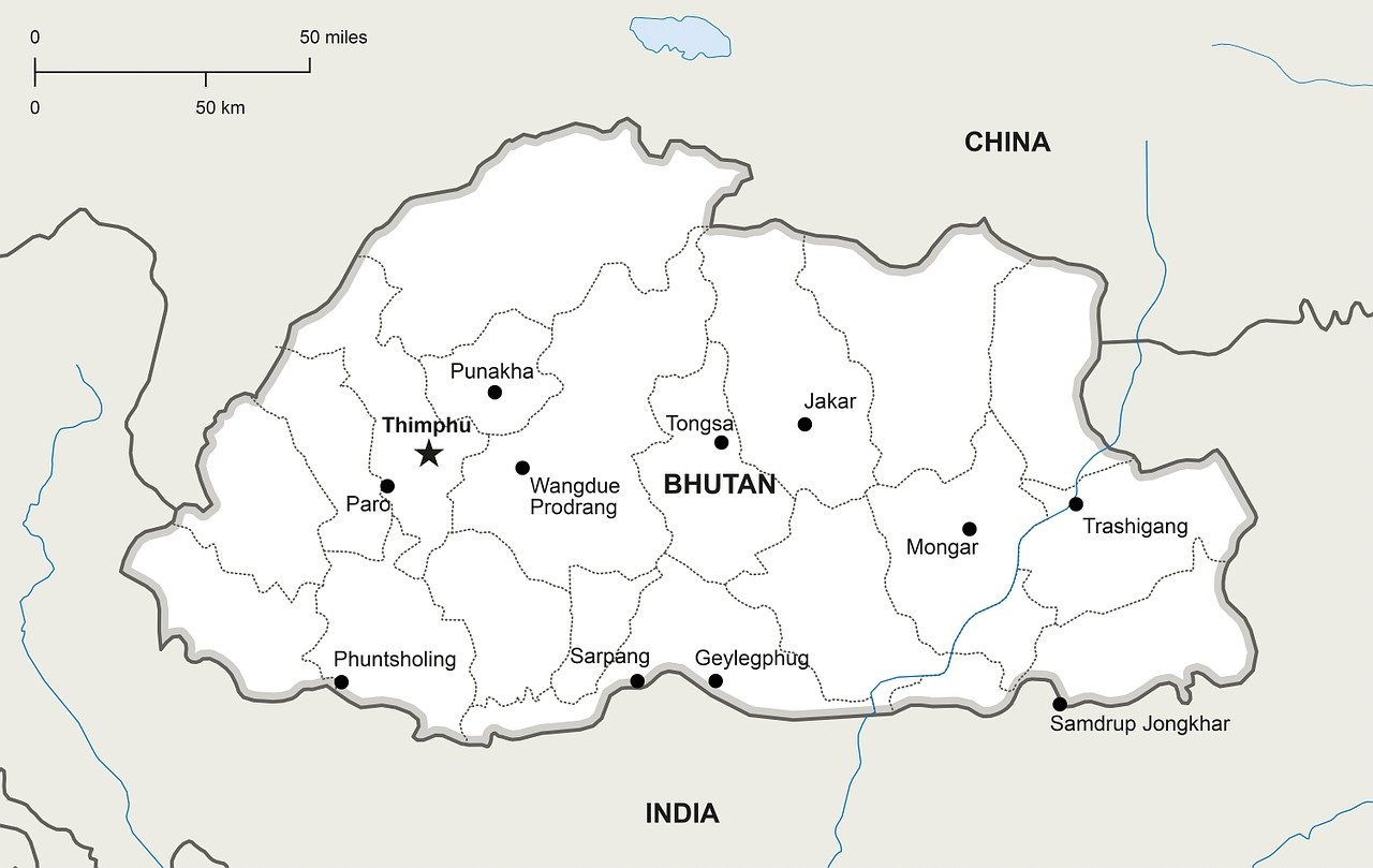 O Butão é um reino situado entre a China e a Índia. É conhecido por suas montanhas imponentes, incluindo parte do Himalaia, e por seu ambiente natural preservado. - Imagem de Koen One Stop Map por Pixabay


