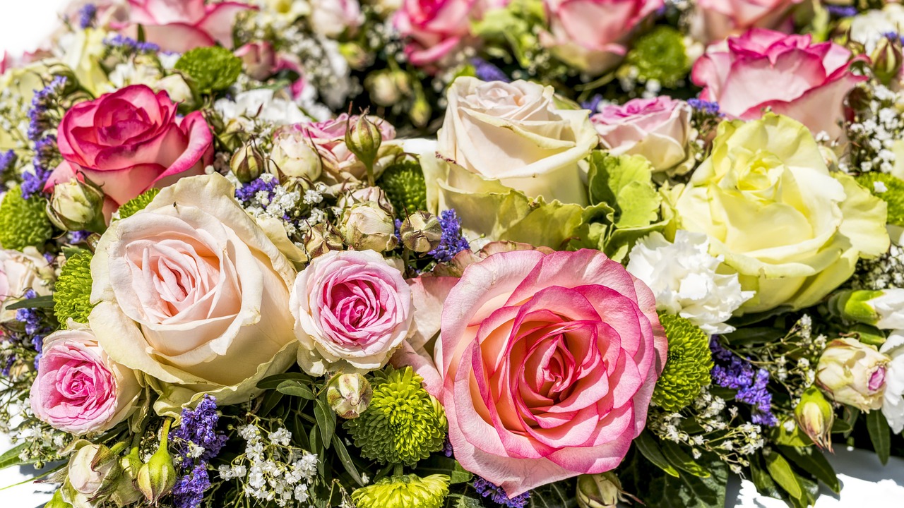 Além disso, com seu perfume suave,  as rosas também simbolizam a esperança eterna, a renovação constante e a beleza interior que transborda.