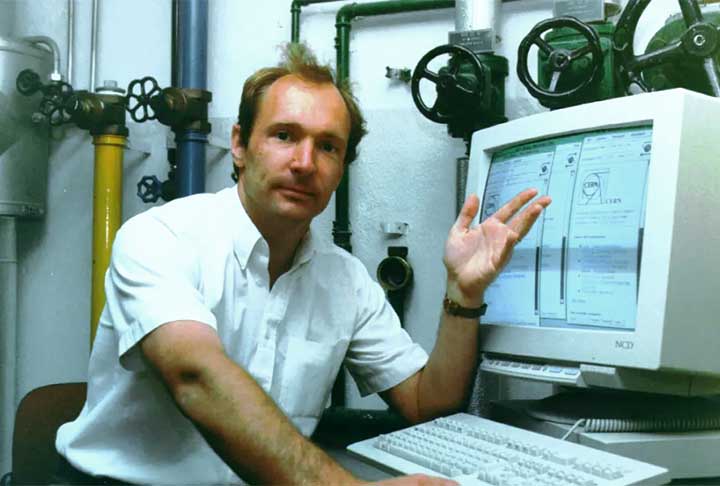 Tim Berners Lee (1955 - atualidade) - Inglaterra. É amplamente reconhecido por ter inventado a World Wide Web, sistema de documentos em hipermídia que são interligados e executados na Internet.