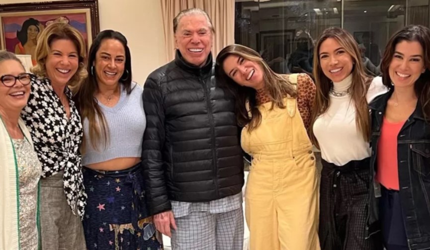 Silvio Santos deixou seis filhas. Cíntia Abravanel, a mais velha, que é mãe do ator Tiago Abravanel, e Silvia Abravanel são fruto do casamento com Maria Aparecida Vieira Abravanel. Da união com Íris Abravanel nasceram Daniela Abravanel Beyruti, Patrícia Abravanel, Rebeca Abravanel e Renata Abravanel. 
