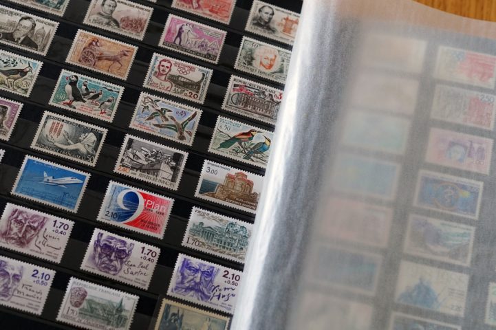 Os filatelistas, como são chamados os entusiastas dessa atividade, frequentemente se interessam não apenas pelos selos em si, mas também pela história e o contexto cultural e social que eles representam.