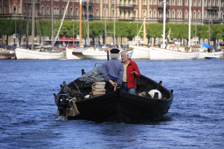 Os moradores de Estocolmo são famosos por possuírem um grande número de barcos, o que mostra a importância da água na vida da cidade. - xavi manrique por Pixabay

