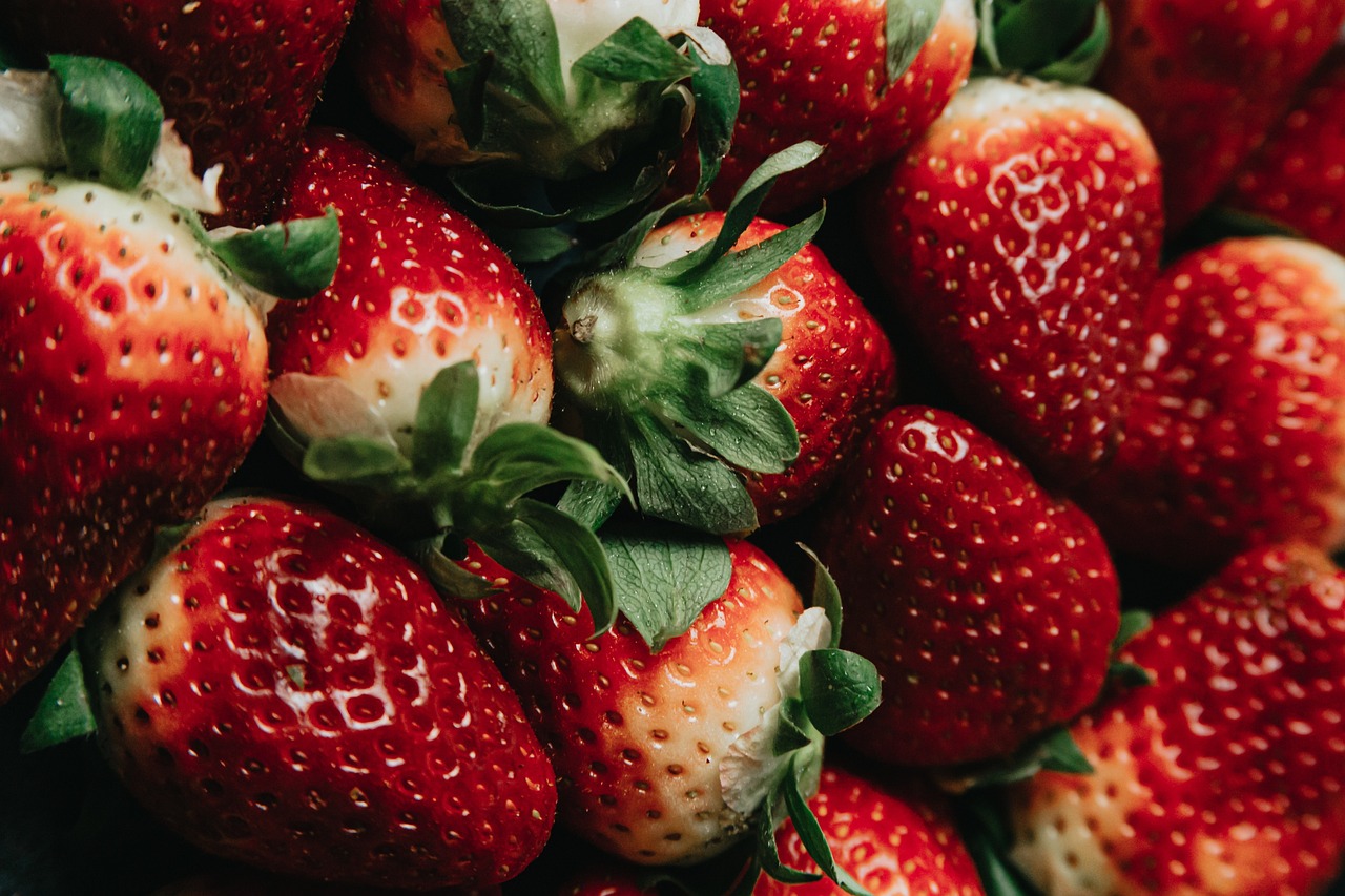 Por isso, vamos falar sobre a importância dessa fruta para a saúde, os maiores produtores no mundo, o cultivo no Brasil e também os cuidados necessários no consumo. - Imagem de alipub por Pixabay