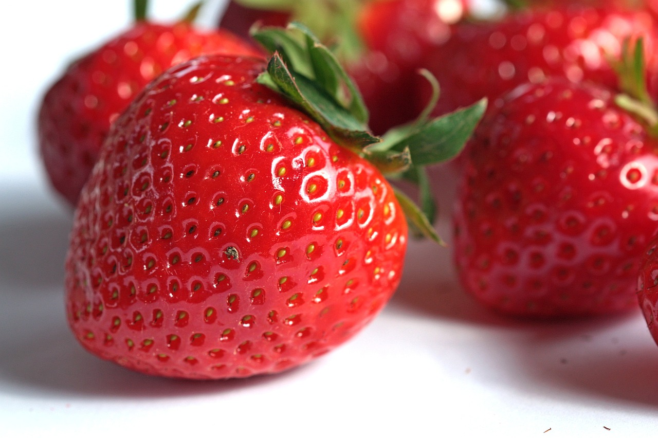 O morango é uma fruta rica em vitamina C, A, E, B5 e B6, além de potássio, cálcio, ferro, selênio e magnésio. - Imagem de Peter por Pixabay

